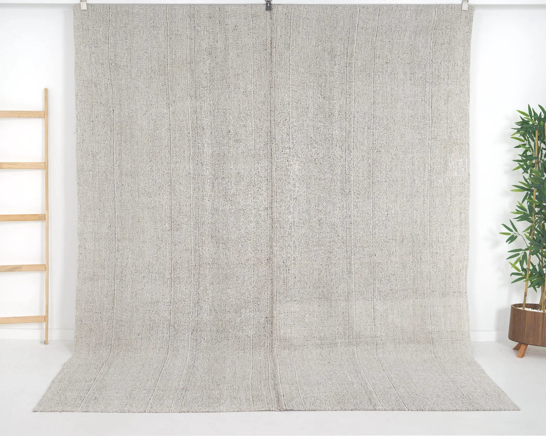 Gray Kilim Rug 7' 1" x 9' 4" | No. VR68621