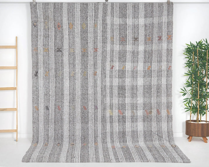 Gray Kilim Rug 6' 4" x 8' 10" | No. VR69120