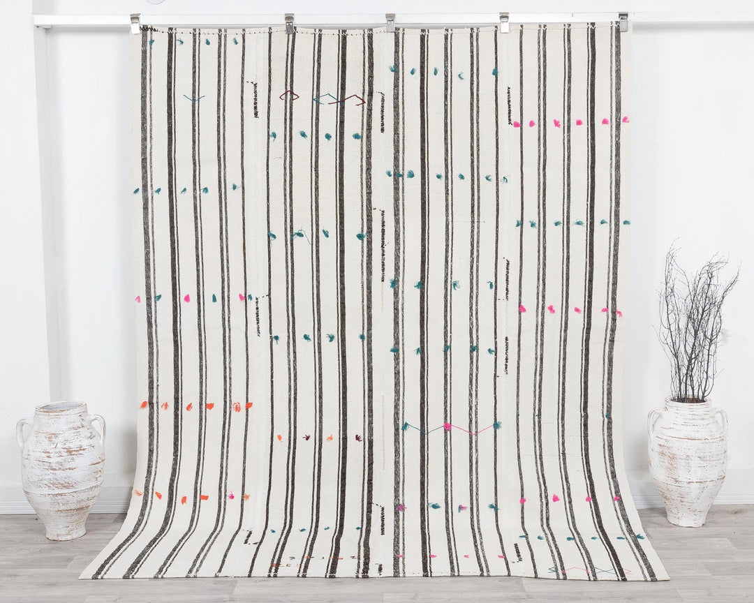 White Kilim Rug 6' 6" x 9' 9" | No. VR70535