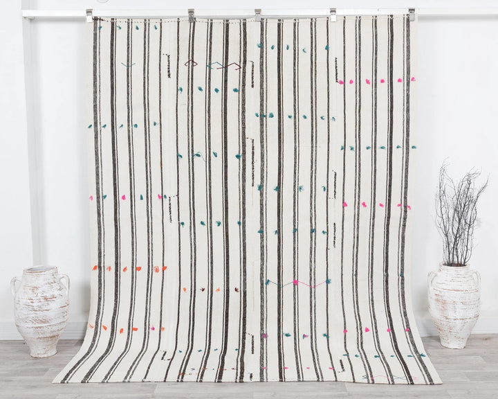 White Kilim Rug 6' 6" x 9' 9" | No. VR70535