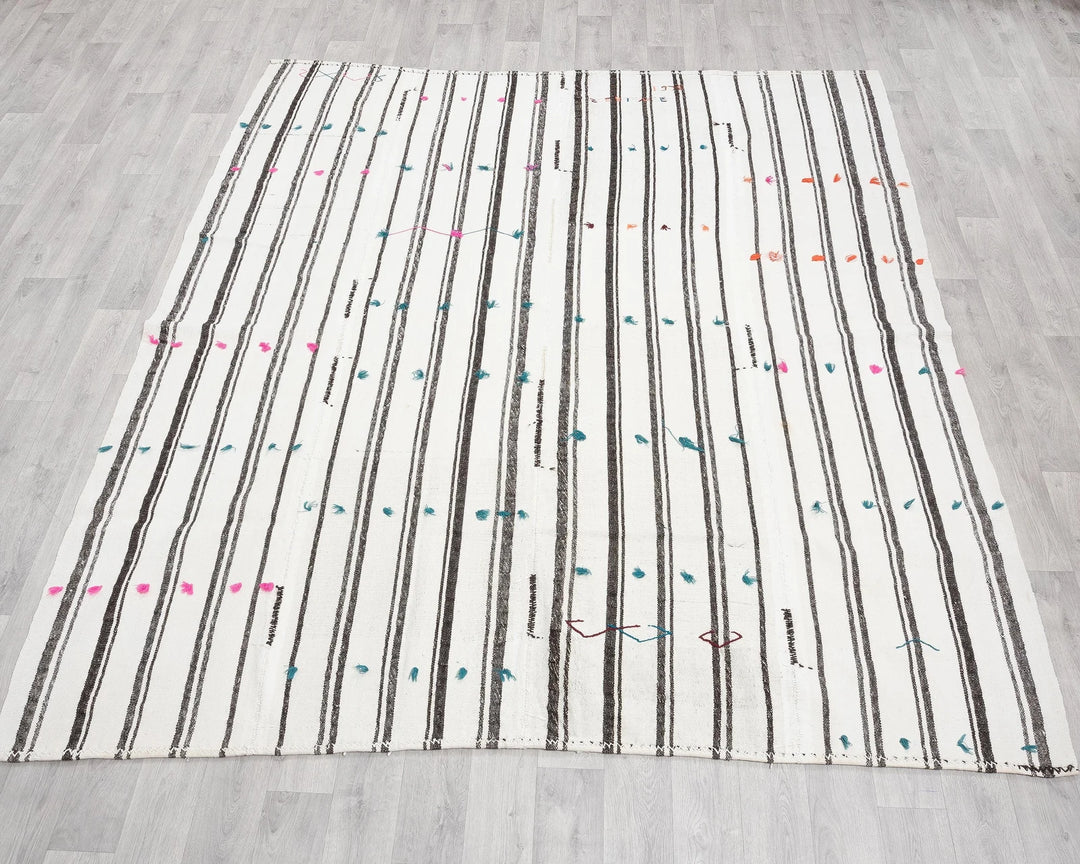 White Kilim Rug 6' 6" x 9' 9" | No. VR70535
