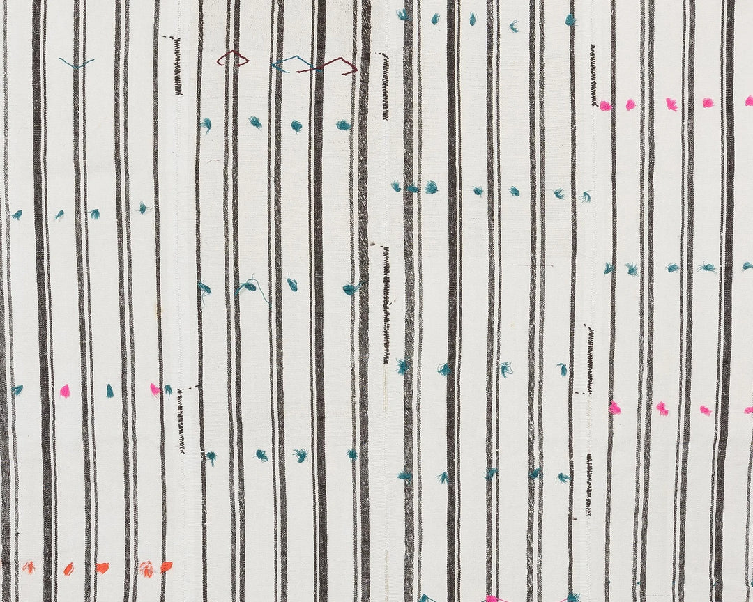 White Kilim Rug 6' 6" x 9' 9" | No. VR70535