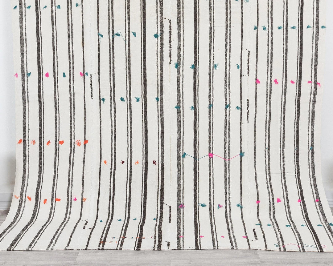 White Kilim Rug 6' 6" x 9' 9" | No. VR70535
