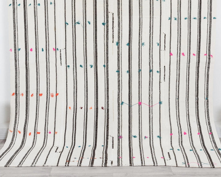 White Kilim Rug 6' 6" x 9' 9" | No. VR70535