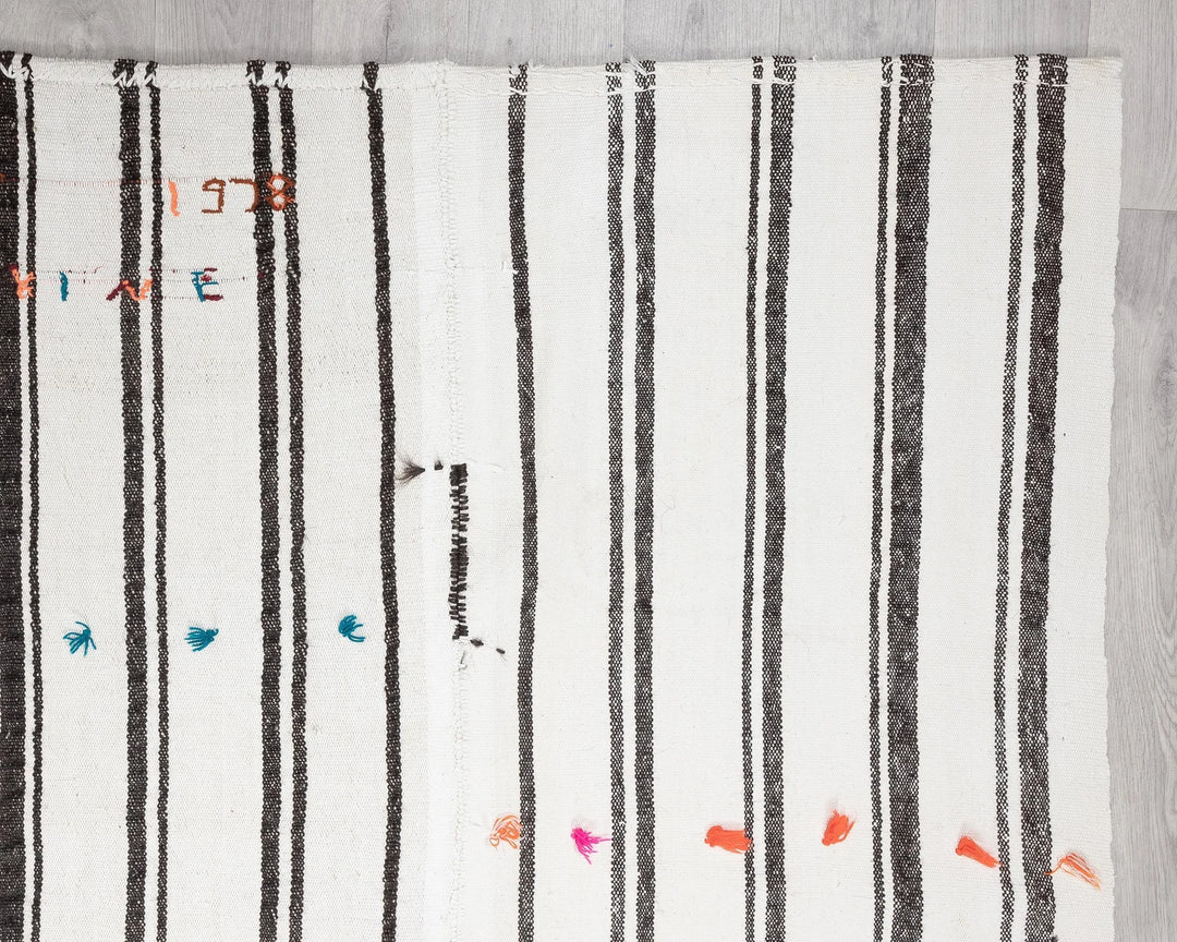 White Kilim Rug 6' 6" x 9' 9" | No. VR70535