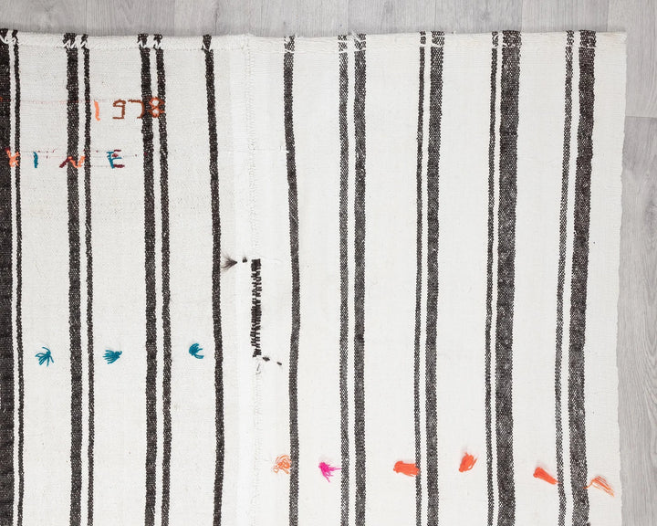 White Kilim Rug 6' 6" x 9' 9" | No. VR70535