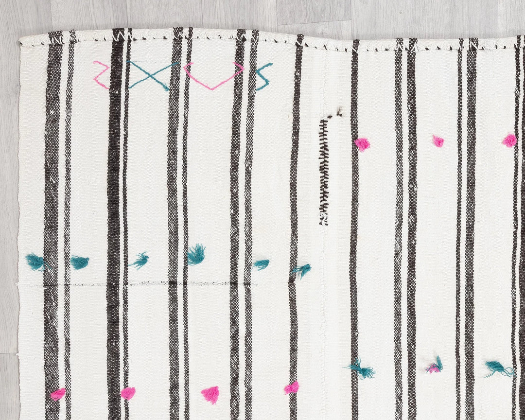 White Kilim Rug 6' 6" x 9' 9" | No. VR70535