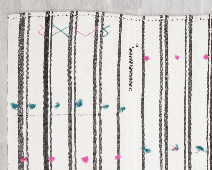 White Kilim Rug 6' 6" x 9' 9" | No. VR70535
