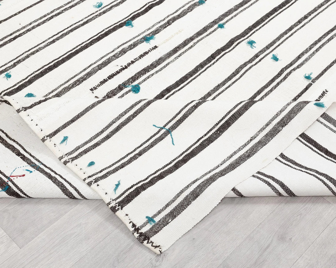 White Kilim Rug 6' 6" x 9' 9" | No. VR70535