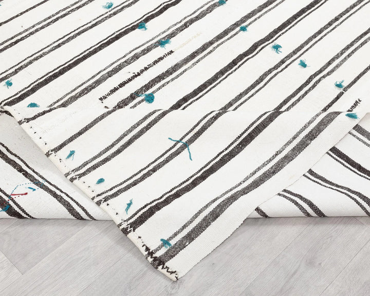 White Kilim Rug 6' 6" x 9' 9" | No. VR70535