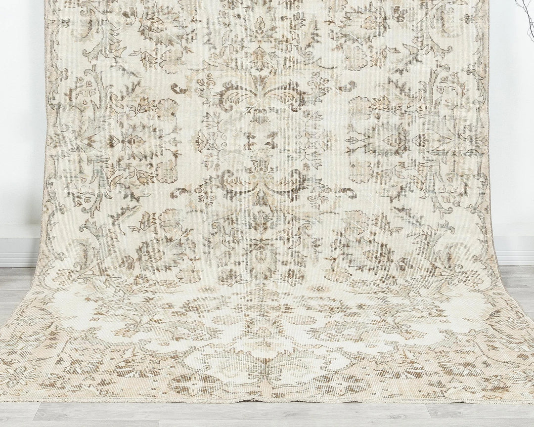 Beige Oushak Rug 5' 7" x 9' 10" | No. VR71394