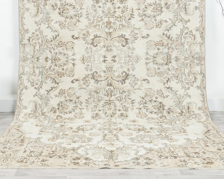 Beige Oushak Rug 5' 7" x 9' 10" | No. VR71394