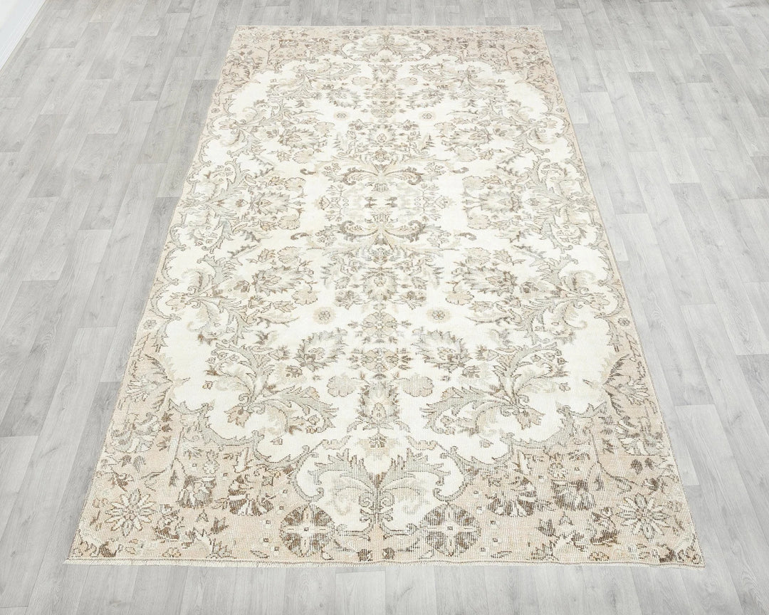 Beige Oushak Rug 5' 7" x 9' 10" | No. VR71394