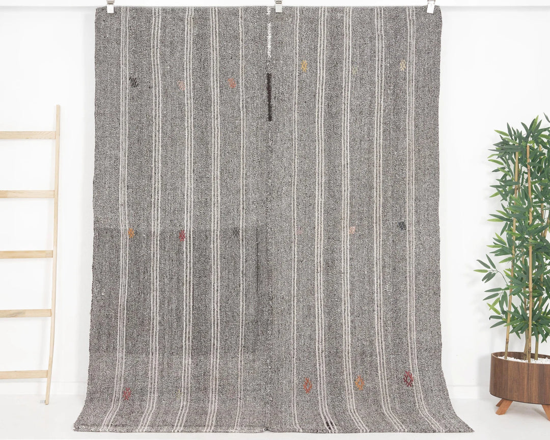 Gray Kilim Rug 5' 7" x 7' 5" | No. VR72065