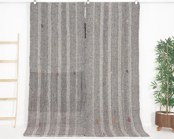 Gray Kilim Rug 5' 7" x 7' 5" | No. VR72065