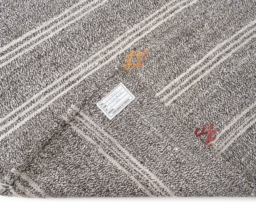 Gray Kilim Rug 5' 7" x 7' 5" | No. VR72065