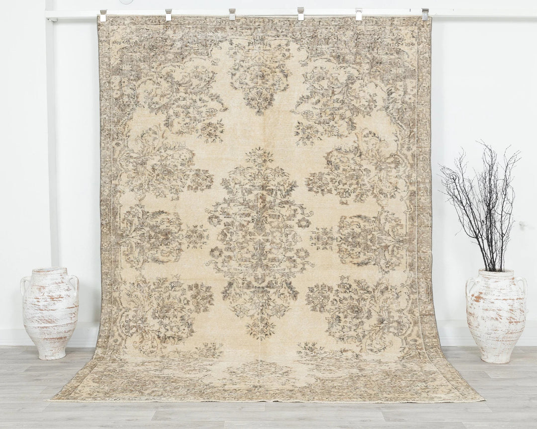 Beige Oushak Rug 6' 8" x 9' 6" | No. VR75821