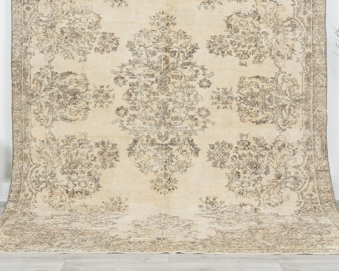 Beige Oushak Rug 6' 8" x 9' 6" | No. VR75821