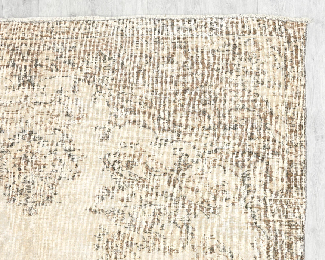 Beige Oushak Rug 6' 8" x 9' 6" | No. VR75821
