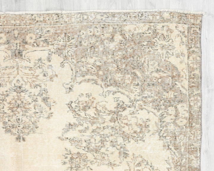 Beige Oushak Rug 6' 8" x 9' 6" | No. VR75821