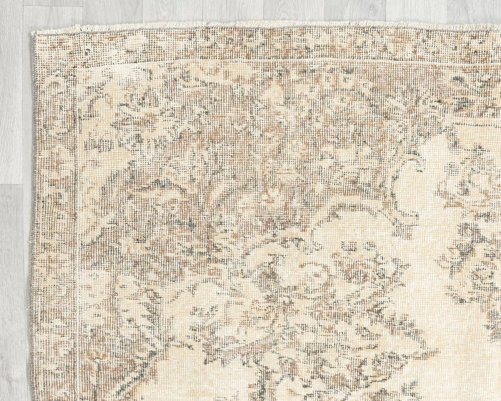 Beige Oushak Rug 6' 8" x 9' 6" | No. VR75821