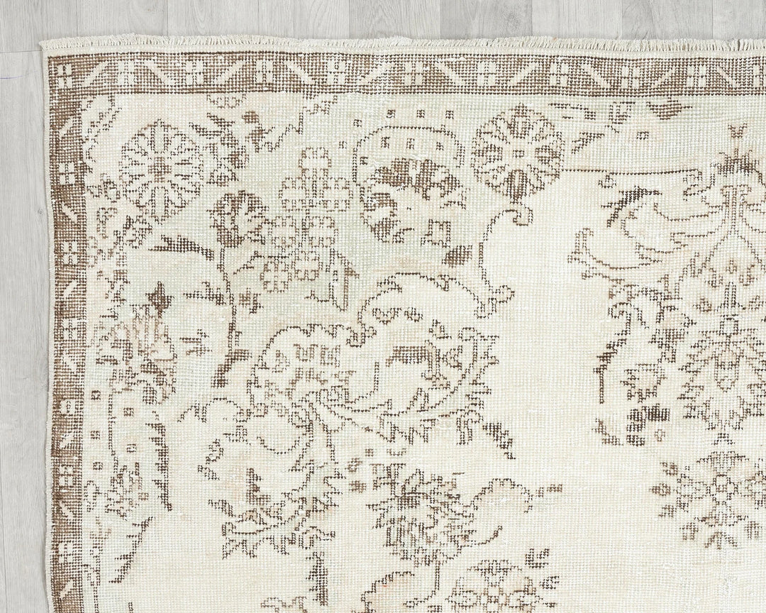 Ivory Turkish Oushak Rug 6' 3" x 10' Hand-Knotted border