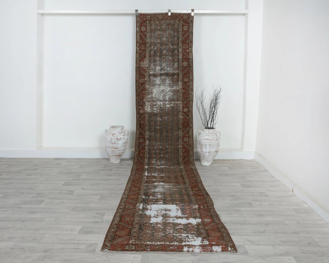 Red Runner Rug 2' 11" x 13' 7" | No. VR77927