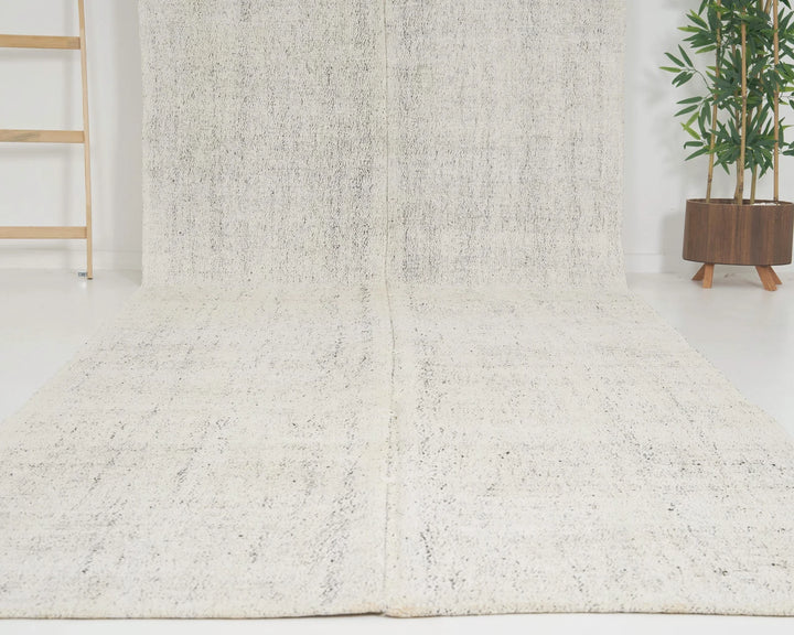 White Runner Rug 5' 1" x 15' 3" | No. VR81628