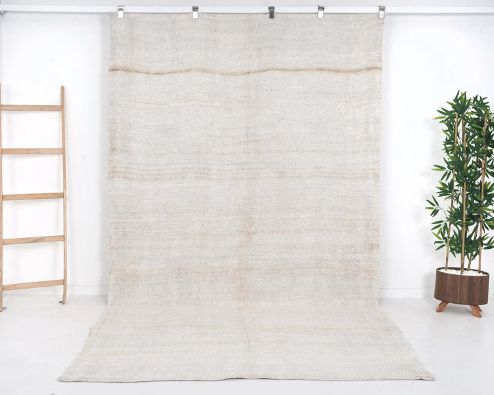 White Kilim Rug 6' 3" x 10' 2" | No. VR84044