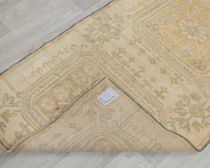 Beige Turkish Oushak Rug 2'7" x 9'10" Hand-Knotted texture