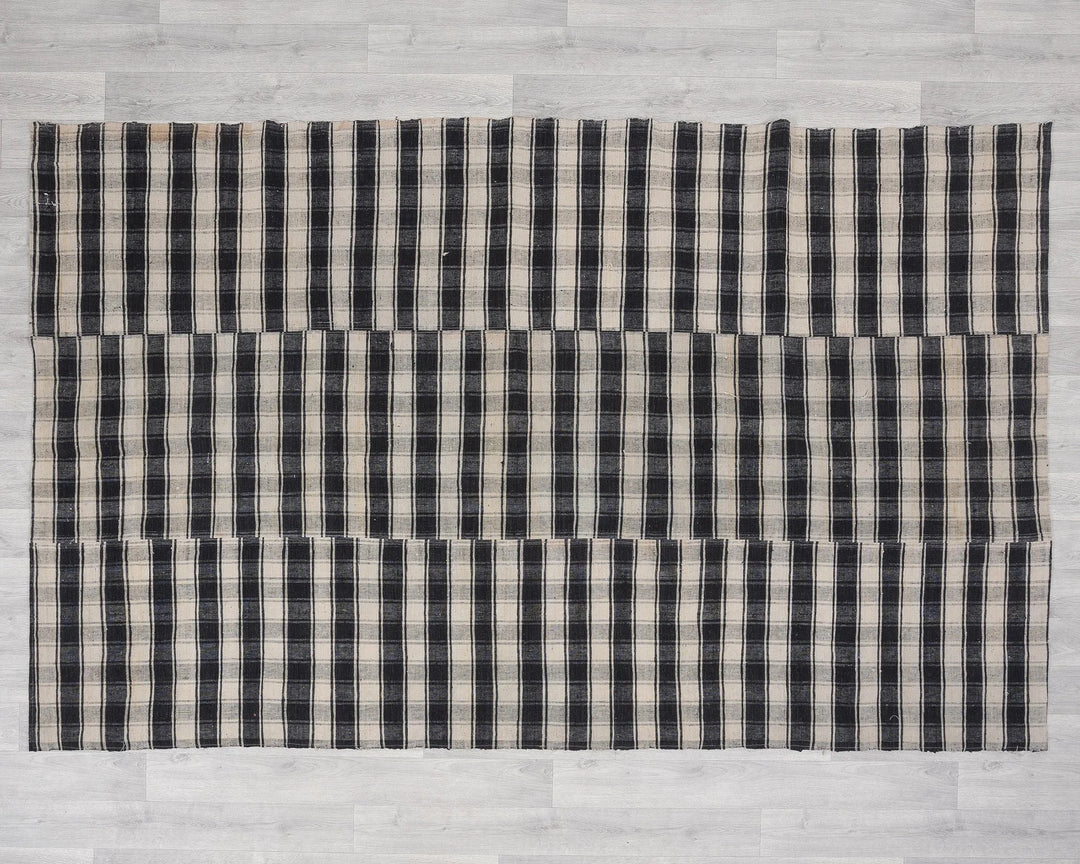 Kilim Rug 5' 3" x 8' 2" | No. VR89299