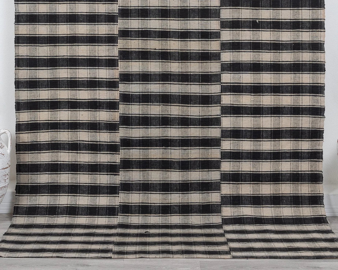 Kilim Rug 5' 3" x 8' 2" | No. VR89299