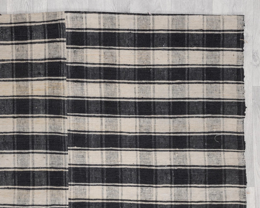 Kilim Rug 5' 3" x 8' 2" | No. VR89299