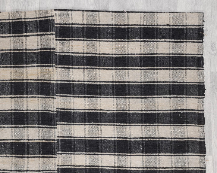 Kilim Rug 5' 3" x 8' 2" | No. VR89299