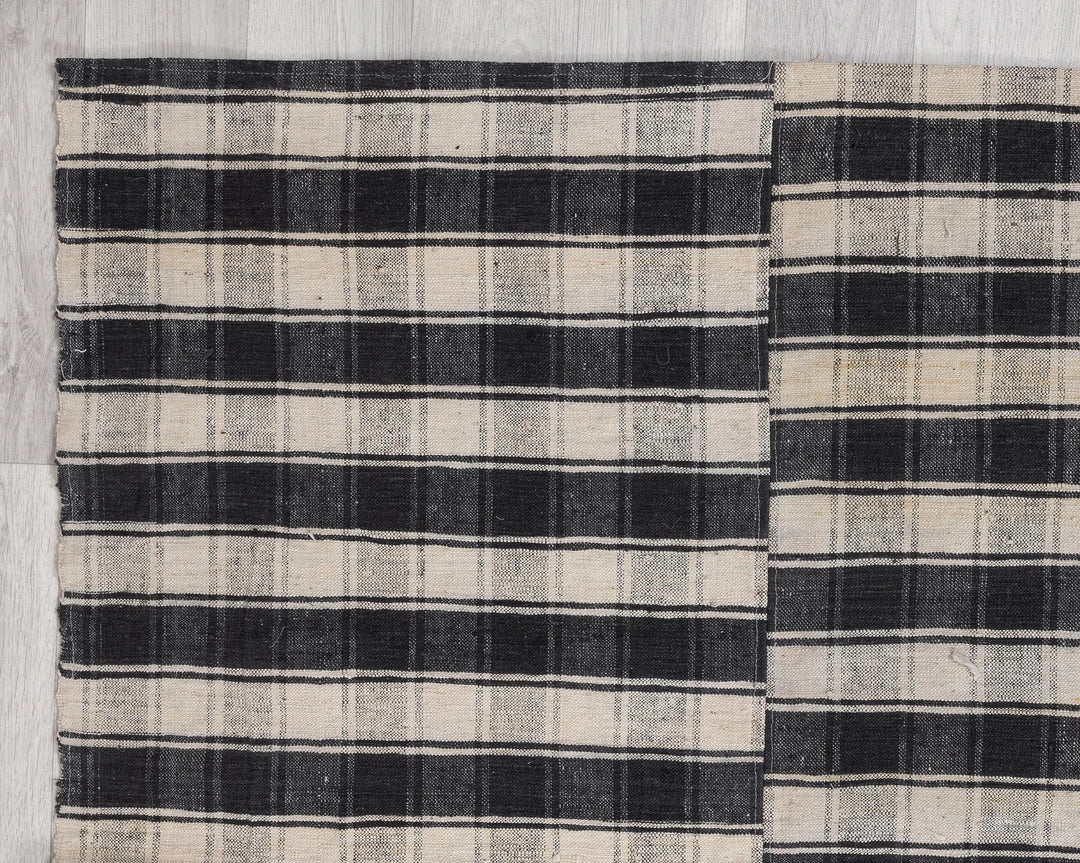 Kilim Rug 5' 3" x 8' 2" | No. VR89299