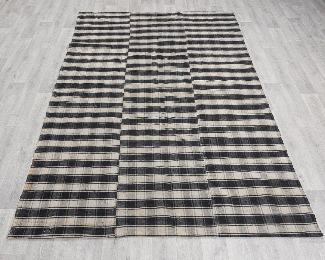 Kilim Rug 5' 3" x 8' 2" | No. VR89299