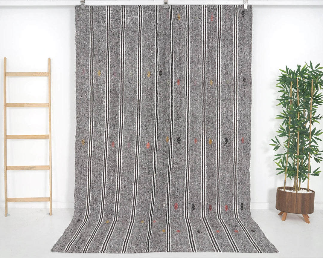Gray Kilim Rug 5' 5" x 8' 7" | No. VR89522