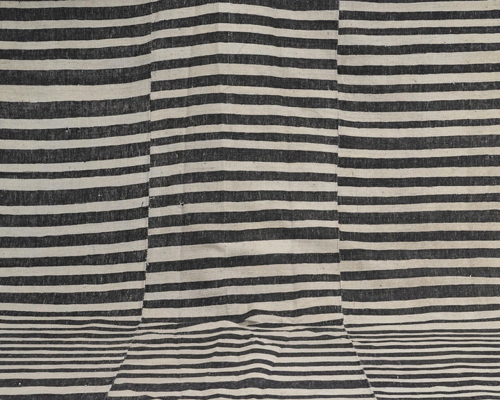 Kilim Rug 5' 5" x 8' 11" | No. VR96199