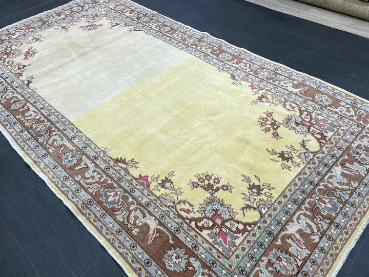 Beige Turkish Runner Rug 5' x 9' 5" Hand-Knotted | No. WR45915