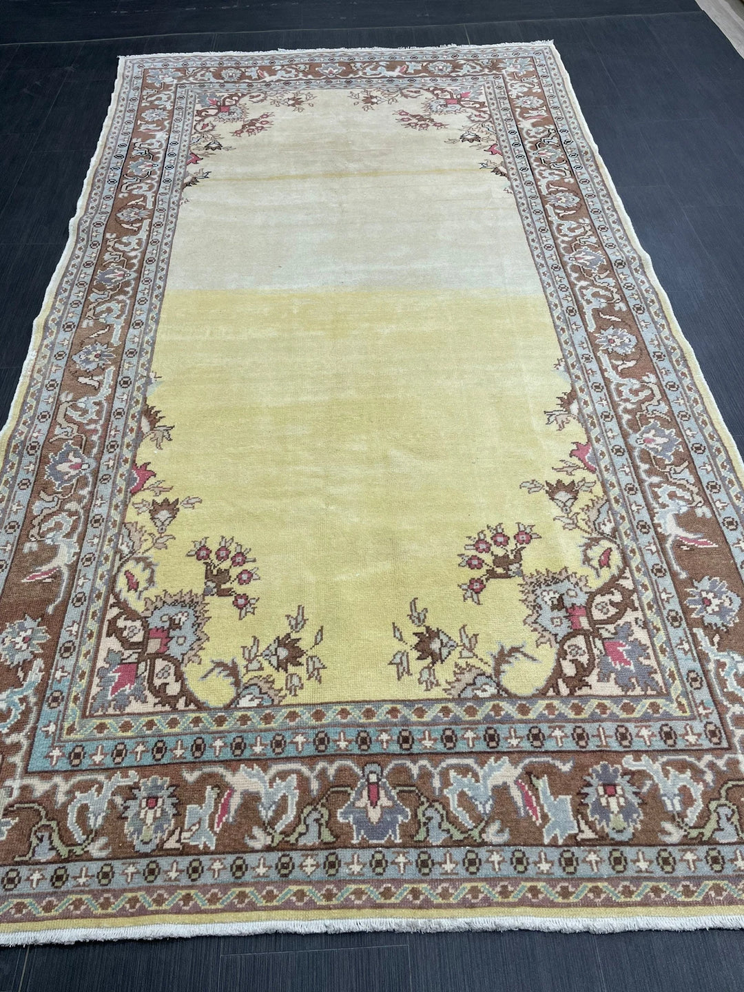 Beige Turkish Runner Rug 5' x 9' 5" Hand-Knotted | No. WR45915