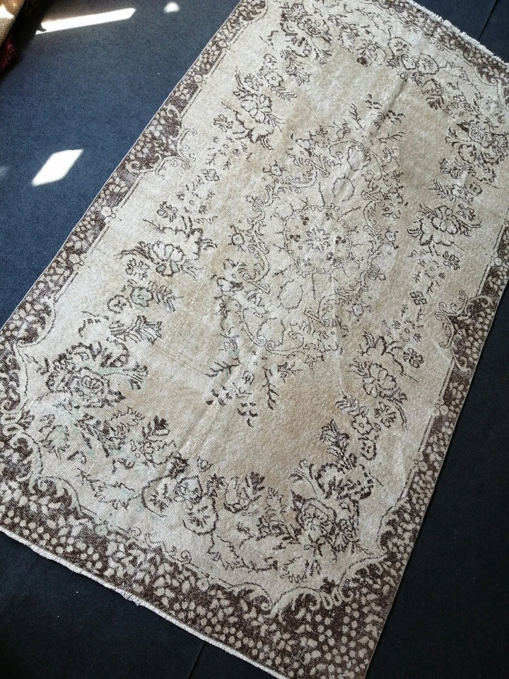 Beige Turkish Runner Rug 5' 6" x 9' 7" Hand-Knotted | No. WR53901