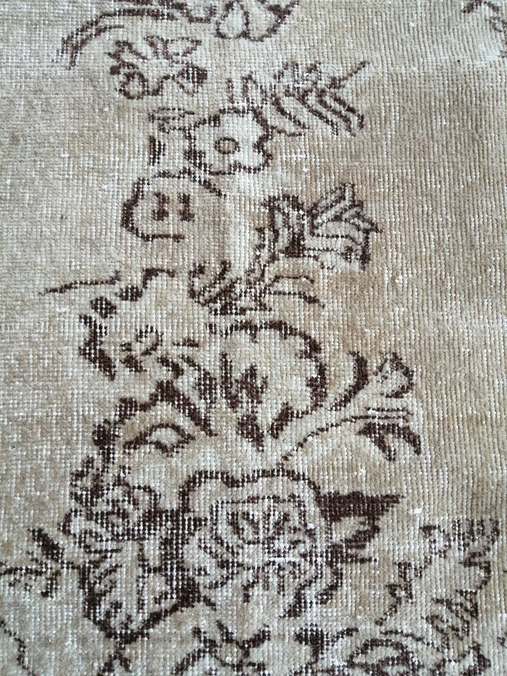 Beige Turkish Runner Rug 5' 6" x 9' 7" Hand-Knotted | No. WR53901