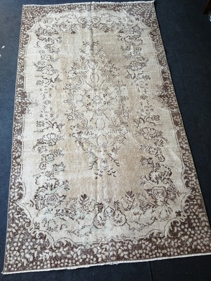 Beige Turkish Runner Rug 5' 6" x 9' 7" Hand-Knotted | No. WR53901