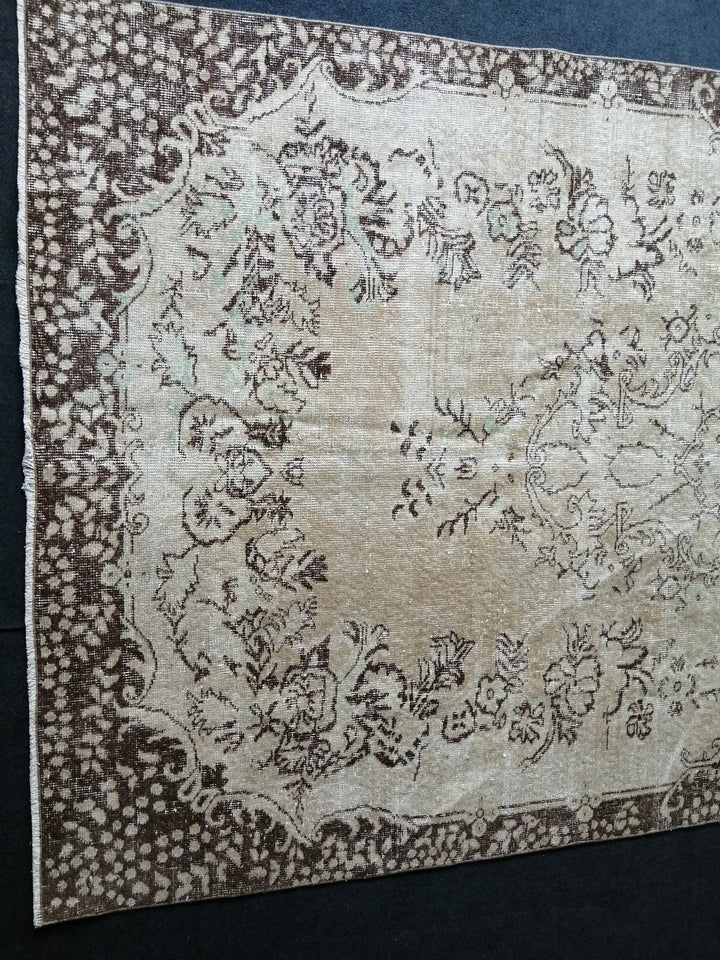 Beige Turkish Runner Rug 5' 6" x 9' 7" Hand-Knotted | No. WR53901