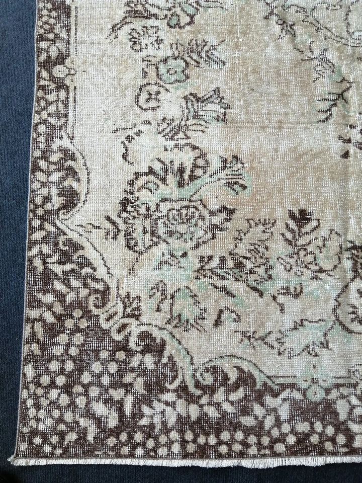 Beige Turkish Runner Rug 5' 6" x 9' 7" Hand-Knotted | No. WR53901