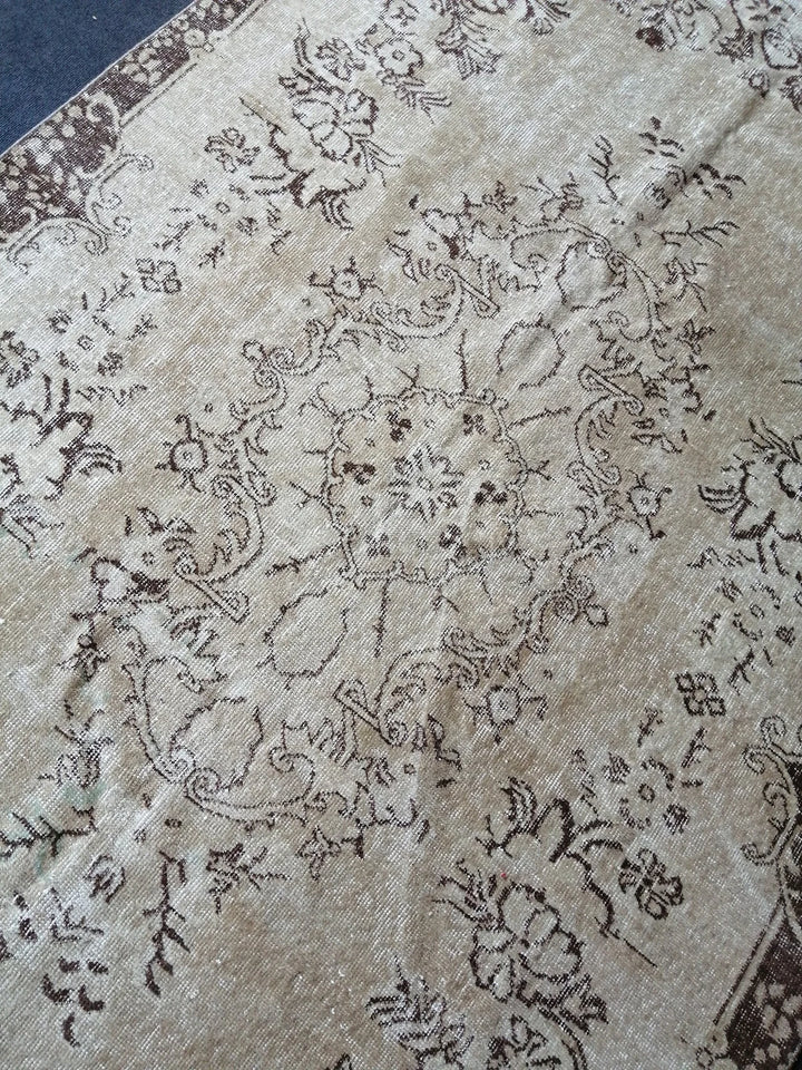 Beige Turkish Runner Rug 5' 6" x 9' 7" Hand-Knotted | No. WR53901