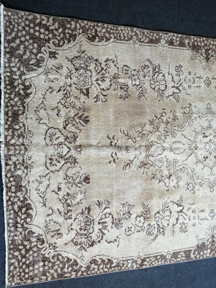 Beige Turkish Runner Rug 5' 6" x 9' 7" Hand-Knotted | No. WR53901