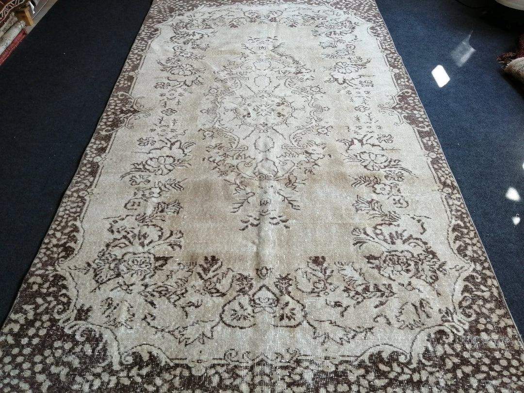 Beige Turkish Runner Rug 5' 6" x 9' 7" Hand-Knotted | No. WR53901