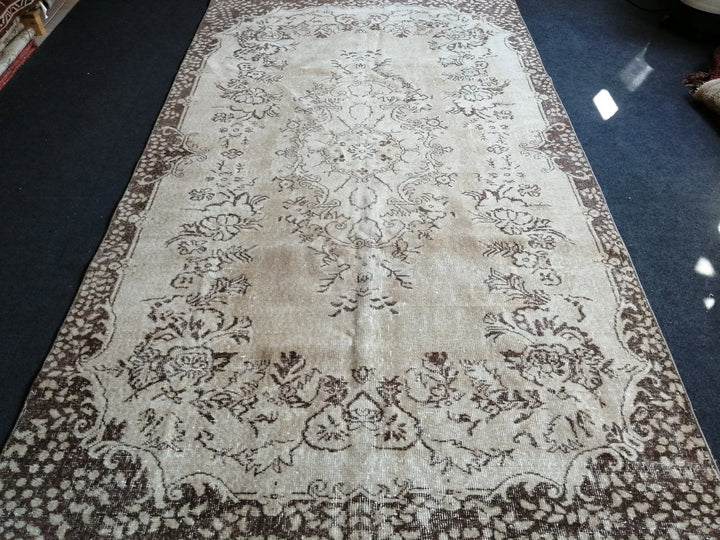 Beige Turkish Runner Rug 5' 6" x 9' 7" Hand-Knotted | No. WR53901