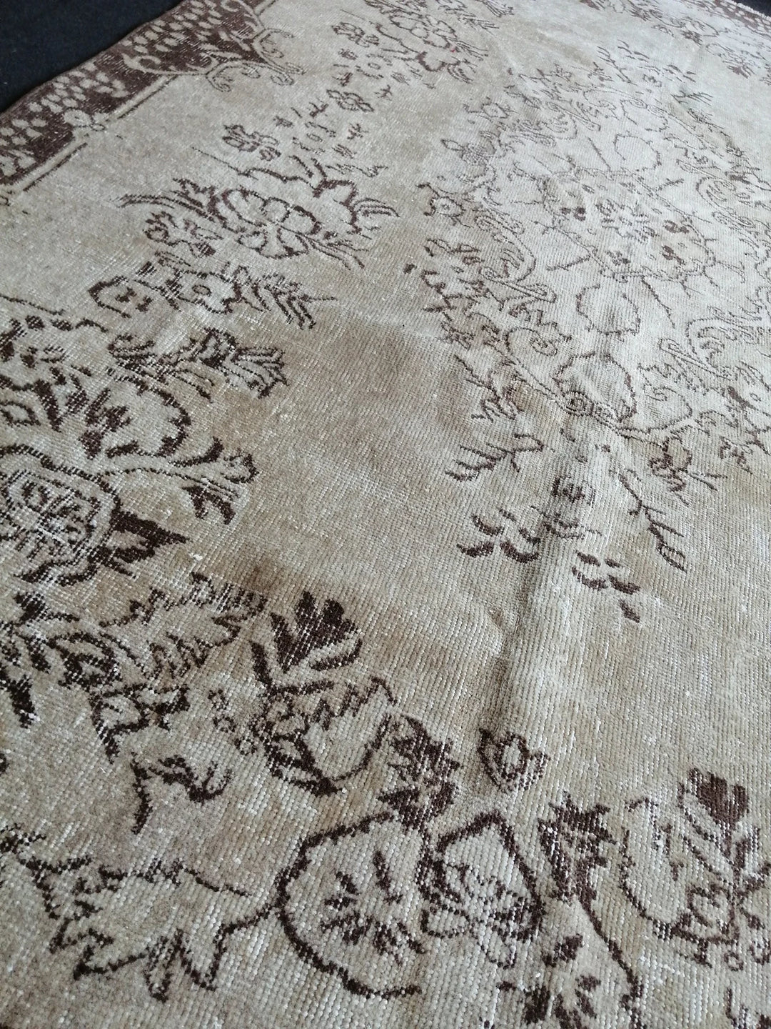 Beige Turkish Runner Rug 5' 6" x 9' 7" Hand-Knotted | No. WR53901